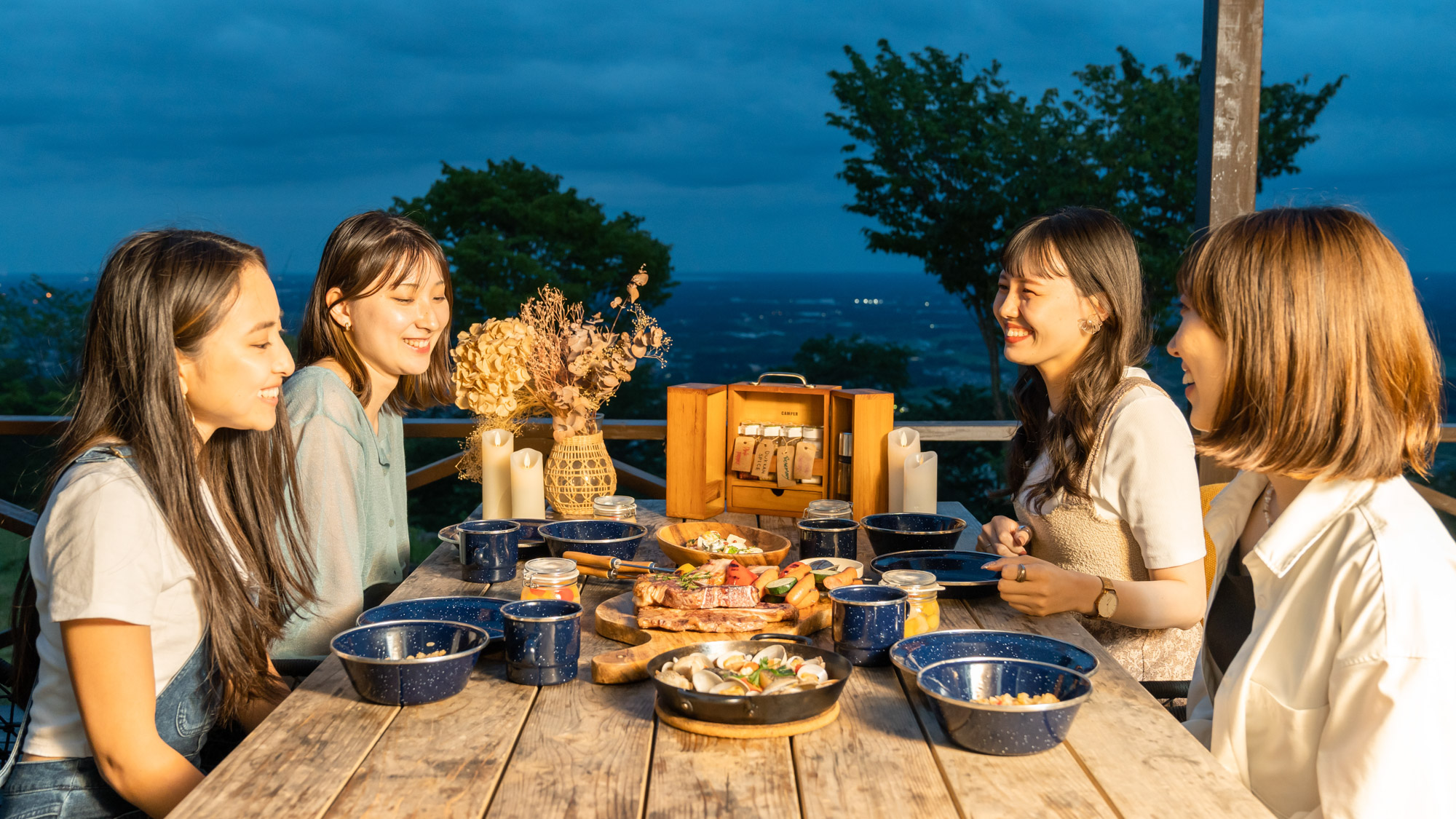 とっておきの景色と料理を囲む、森のナイトダイニング。