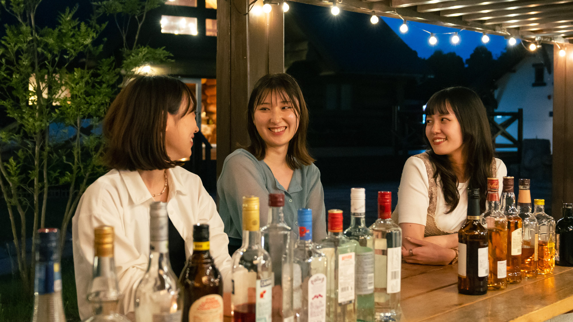 【アウトドアバー】夜風と灯りに包まれて、語らいが弾む。