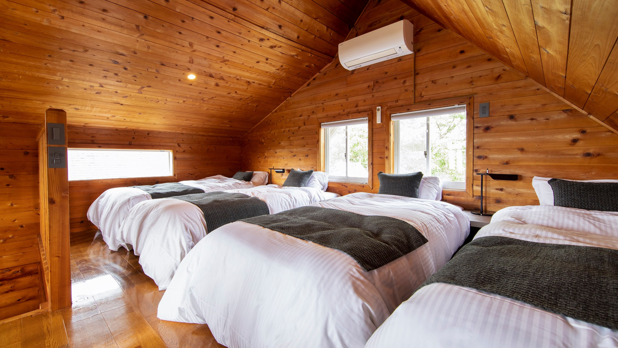 【SKY CABIN】4台のベッドでファミリーでもグループでもゆったりお休みいただけます。