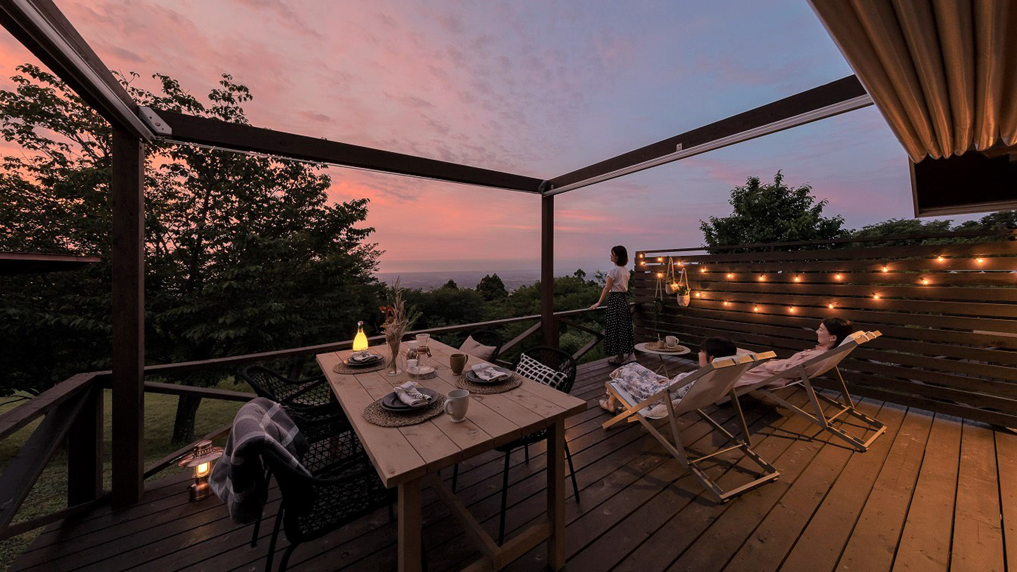 空がゆっくり色づく夕暮れどき。SKY CABINのデッキで味わう静かな時間。