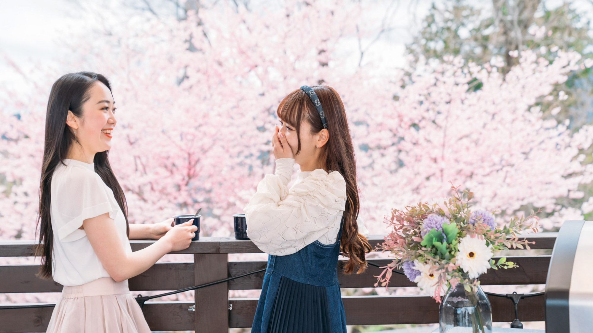 【春】春風に舞う桜を眺めて、ほっとひと息。デッキで感じる春の贅沢を。