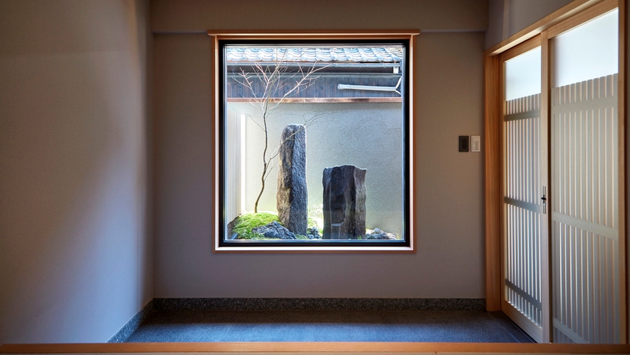 ・【玄関】窓から見える庭石には日本の四季を感じれる