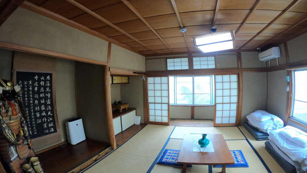 サムライルームへようこそ！部屋は床の間付きの本格和室。