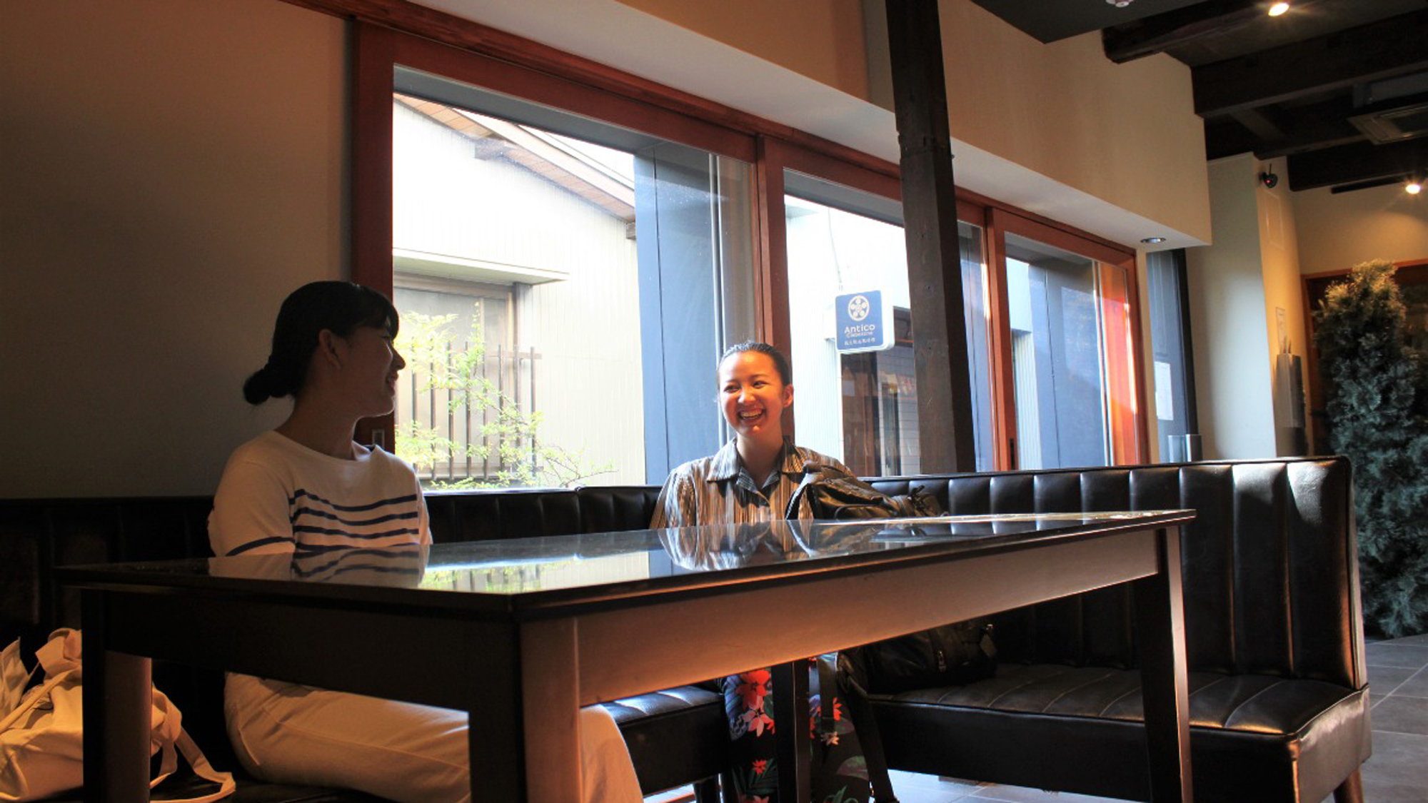 別館1階に共有ラウンジあり。ご友人と一緒に旅の思い出を語り合ったり。