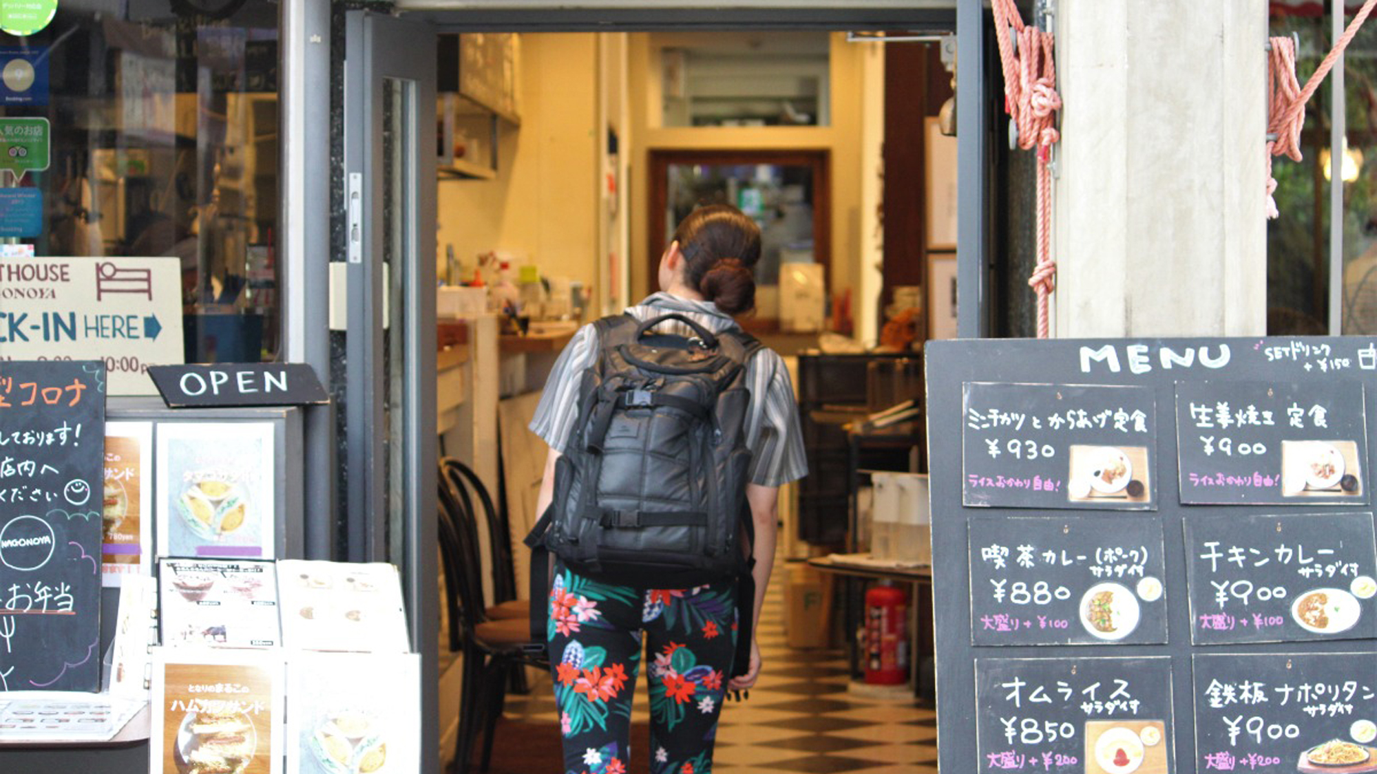 本館入口。チェックインはこちらで承ります。18時以降はセルフチェックインです。