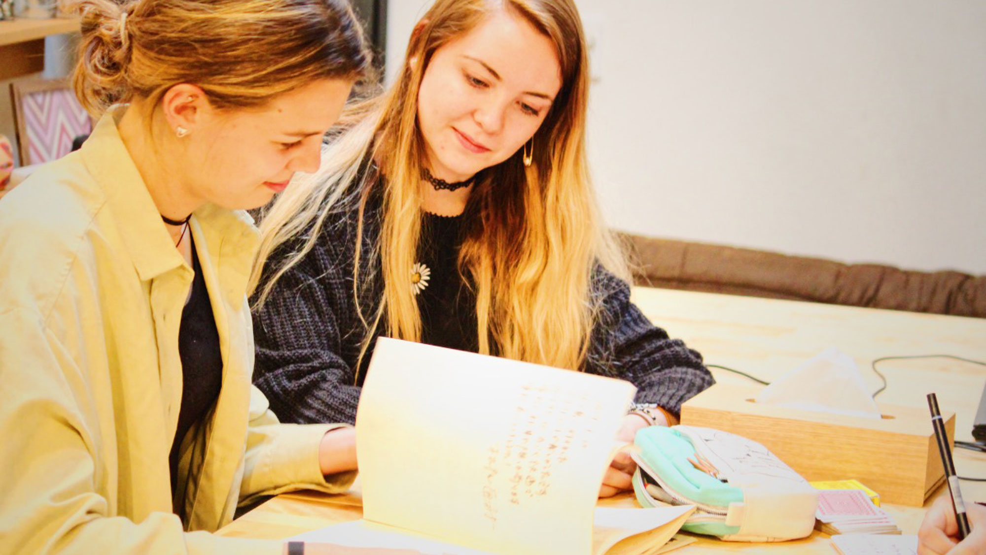 本館2階は共用リビングあり。思い思いのお時間をお過ごしください。