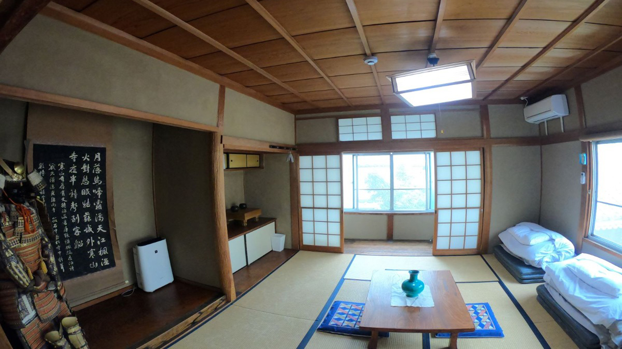 サムライルームへようこそ！部屋は床の間付きの本格和室。