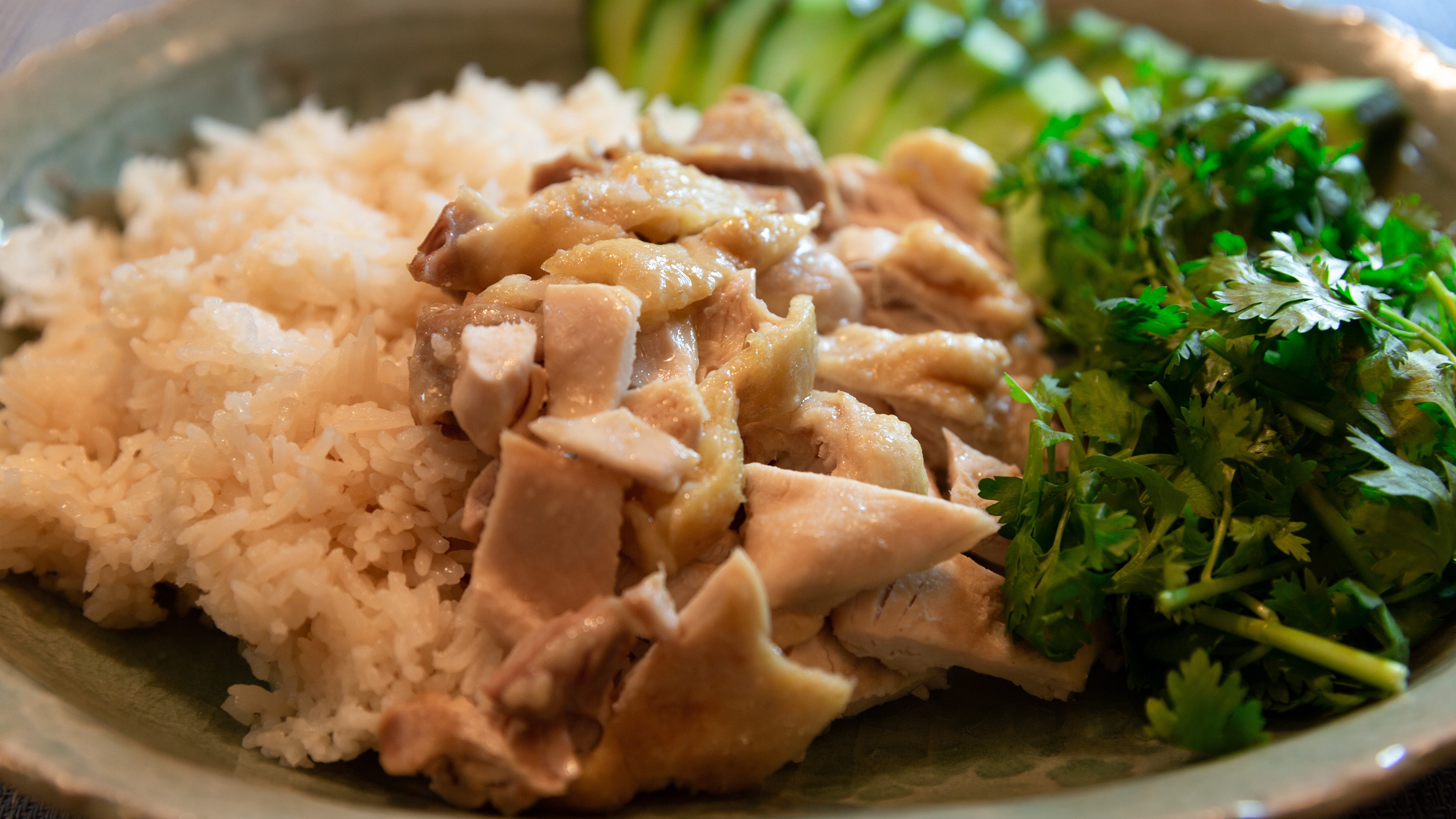 【Gourmet】辛くないタイ料理としても人気な“カオマンガイ”！プリップリの鶏もも肉とご一緒に