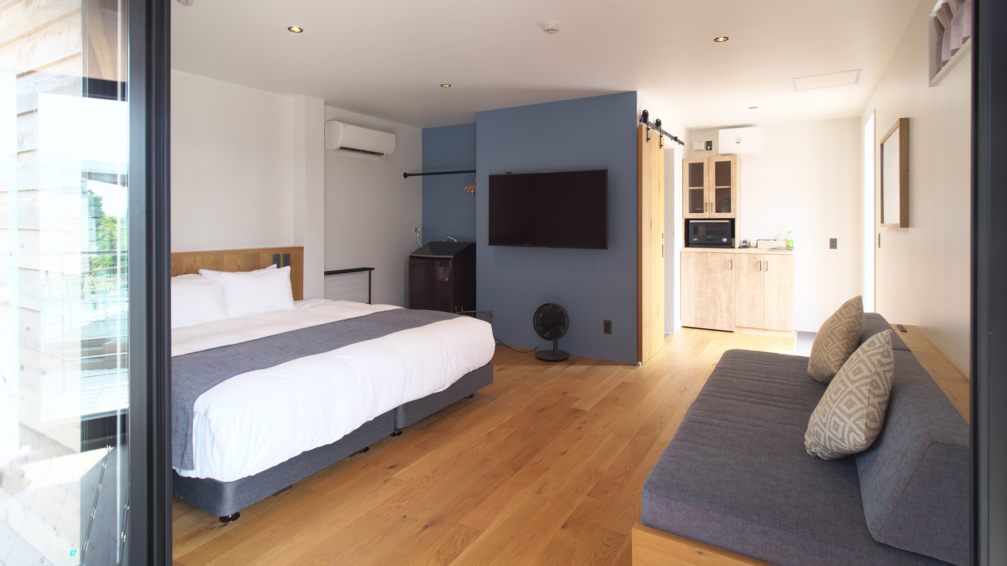 ・【Btype】キングサイズのダブルベッドどリビングがワンルームの快適な空間です