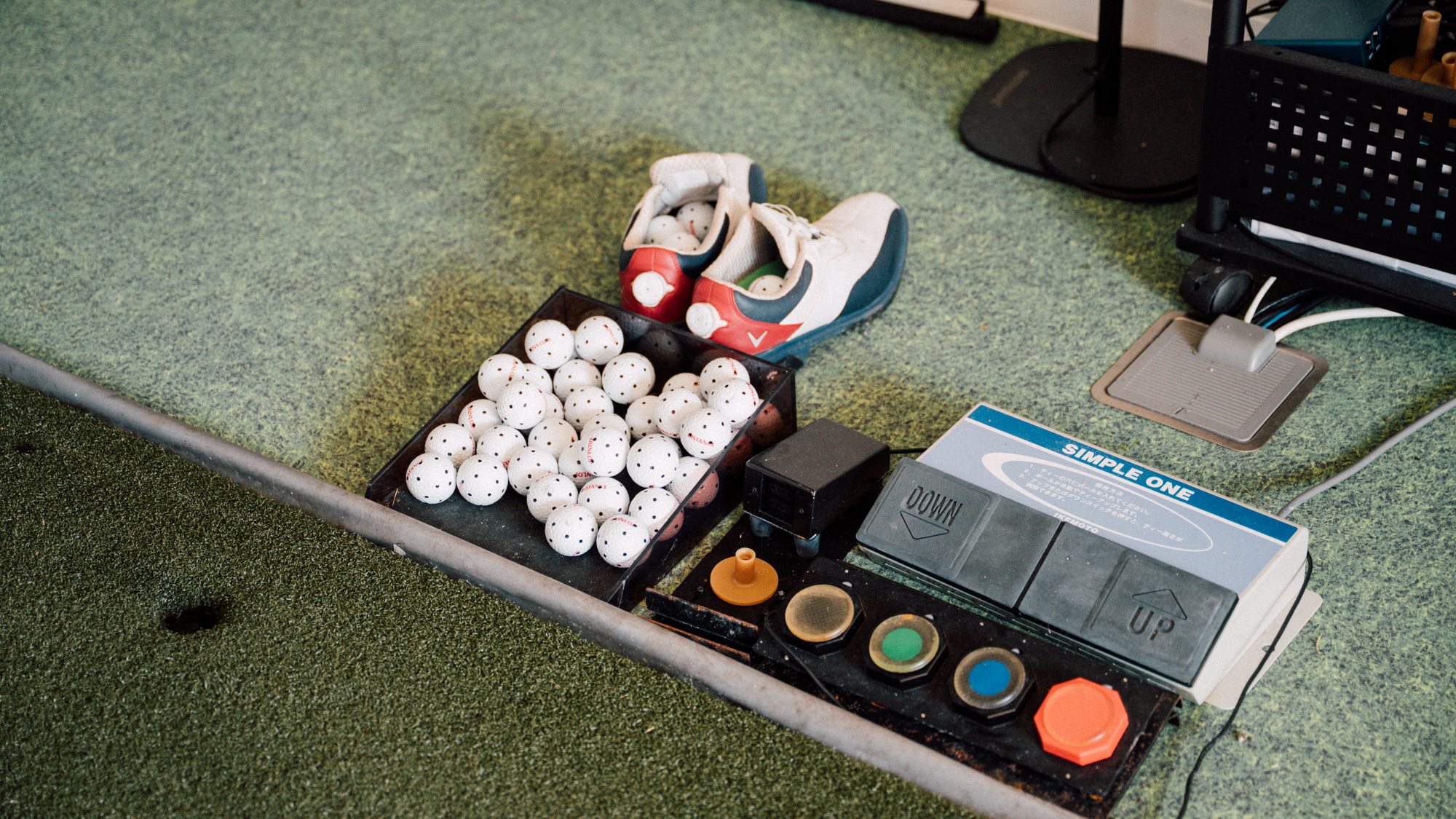 ・【LB GOLF LOUNGE】エアコンの効いた部屋で天候に関係なくゴルフを楽しむことができます
