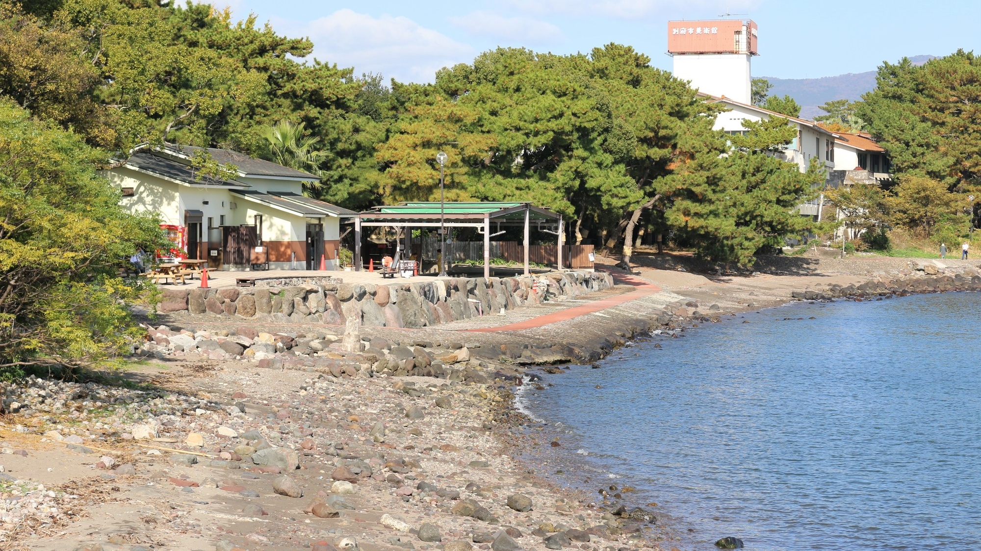 海岸に面した砂湯で、波の音を聞きながら砂の中に体を埋めて温まることができる「別府海浜砂湯」