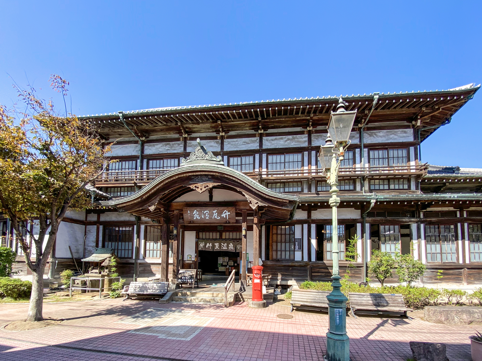 1879年創業の歴史ある共同浴場。砂湯が有名で、レトロな雰囲気を味わえる「竹瓦温泉」