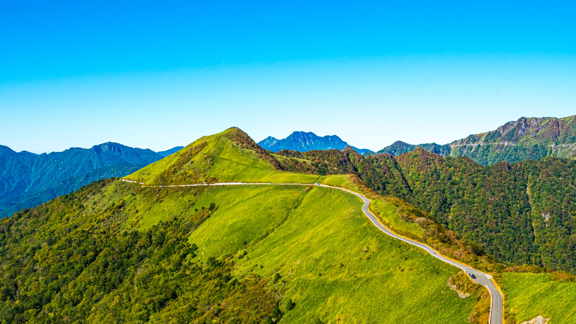 【当館から車で約75分】雄大な景色が楽しめる絶景ドライブコースで、秋は紅葉が美しい「瓶ヶ森」