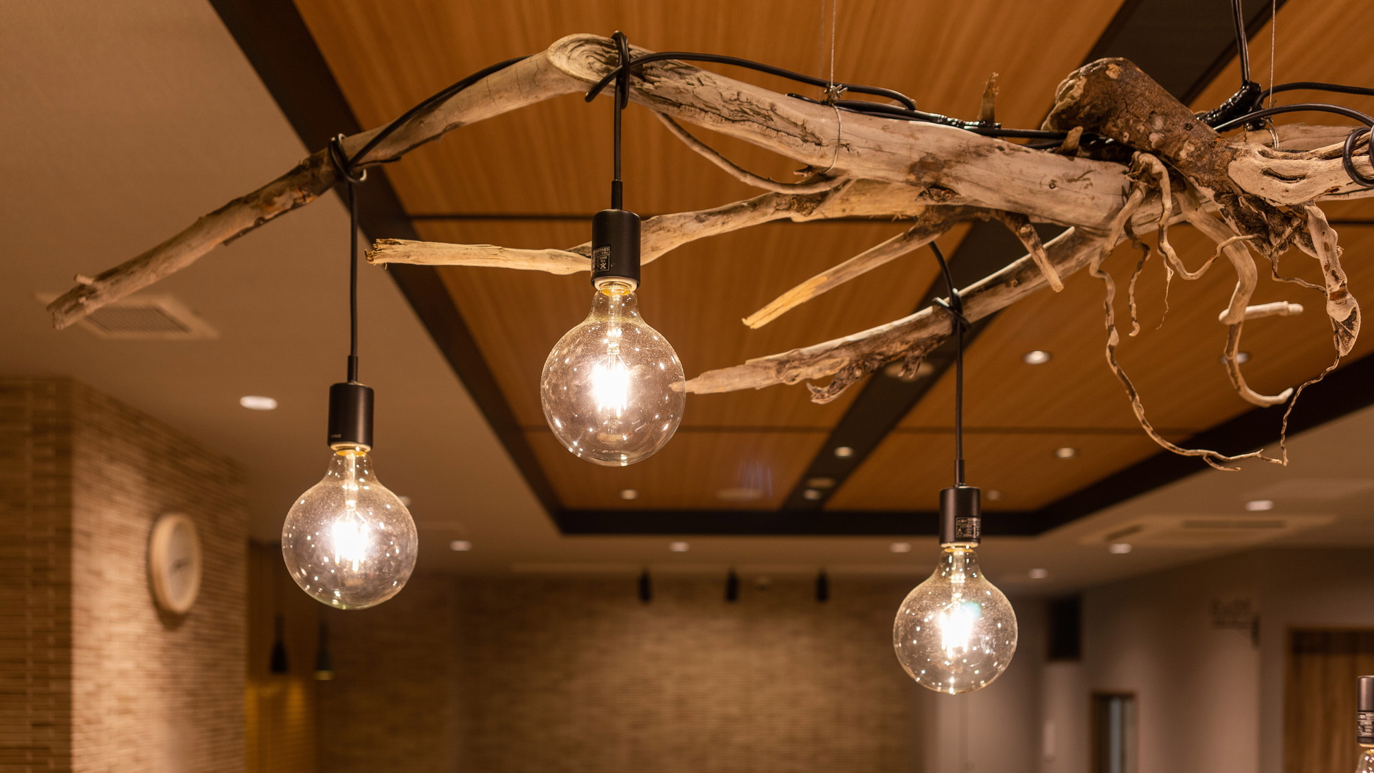 温かみのある照明がラウンジを照らします