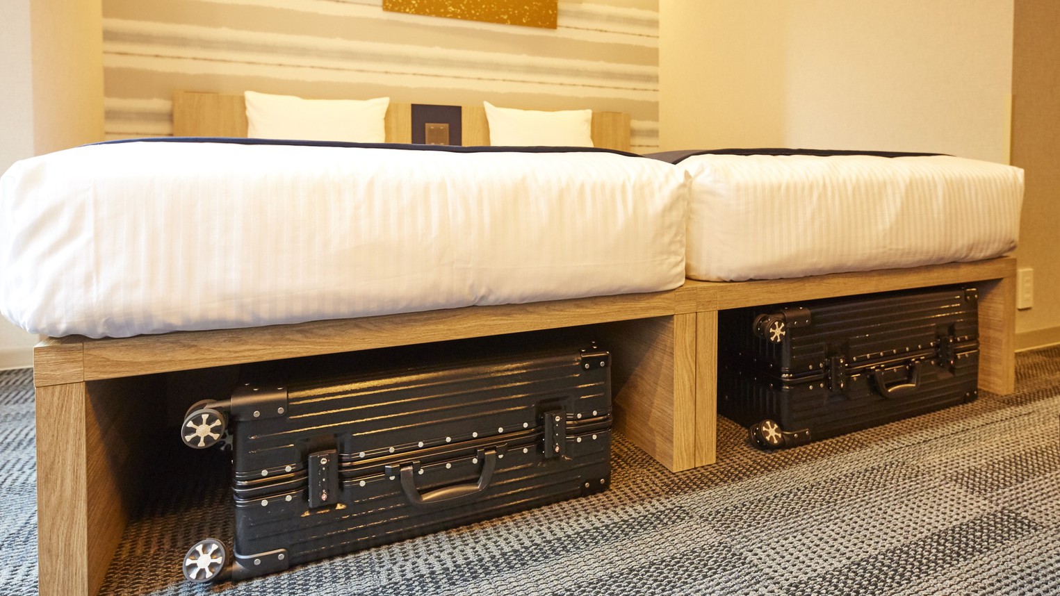 ベッド下にはスーツケース置き場もございます