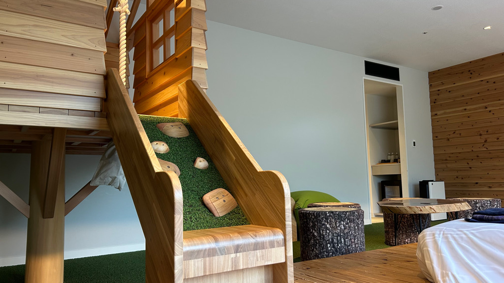 【ファミリースイート・グランピング】ツリーハウス風の秘密基地でグランピング