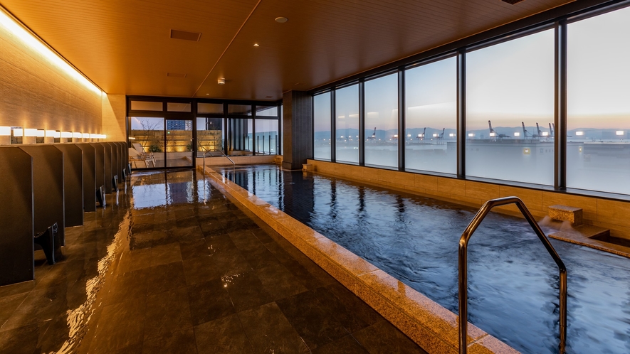 【大浴場「天空-TENKU-」男湯（10階）】西側に面した露天風呂から、夕陽が見え心身共に癒されます