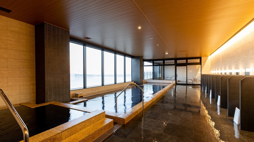 【大浴場「天空-TENKU-」女湯（10階）】西側に面した露天風呂から、夕陽が見え心身共に癒されます