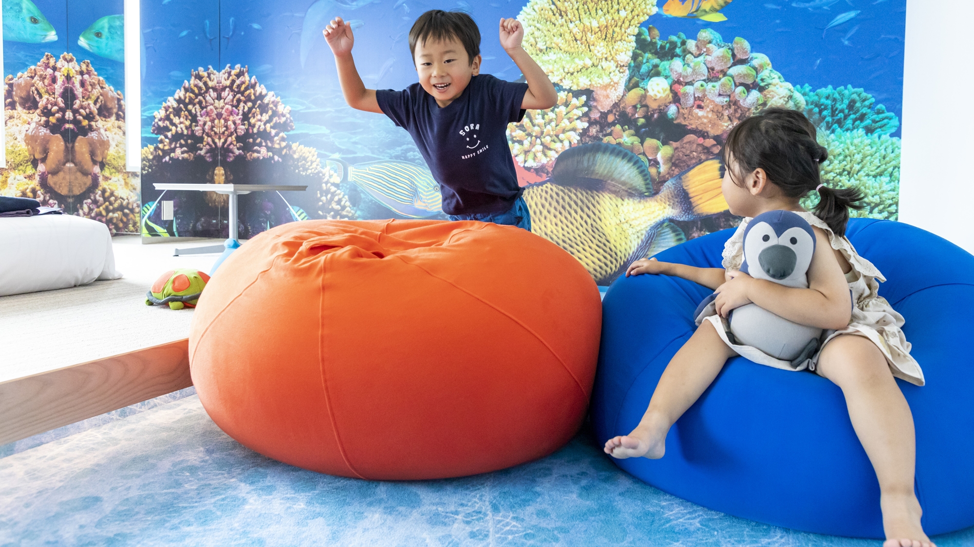 【ファミリースイート・アクアリウム】水族館の中で色とりどりの魚が泳いでいるような空間。