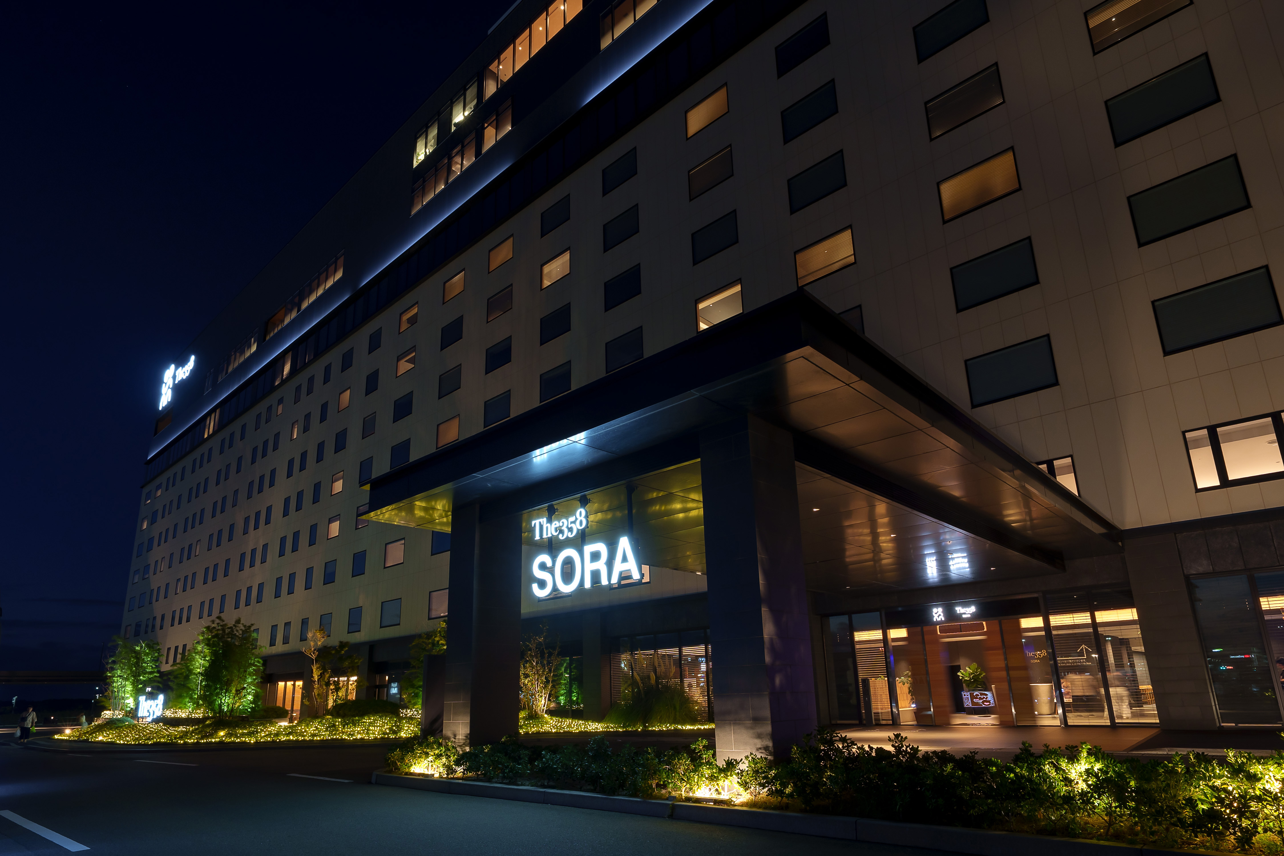 ホテル外観（夜）