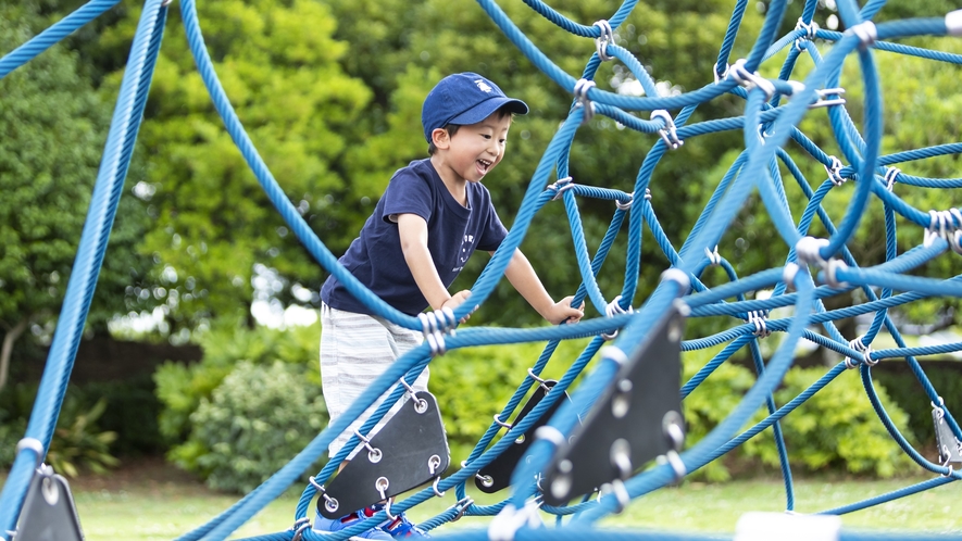 【アイランドシティ中央公園】ホテルから徒歩約10分。「こどもの広場」には大規模複合遊具もあります！