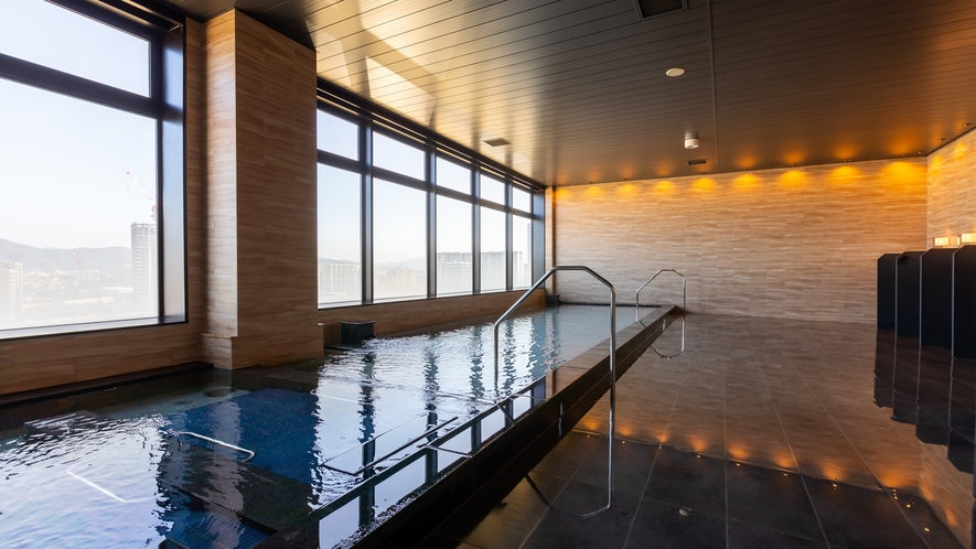 【大浴場「大海」（10階）男湯】】パノラマビューの広々とした浴槽。リラックスもできる寛ぎの空間です。