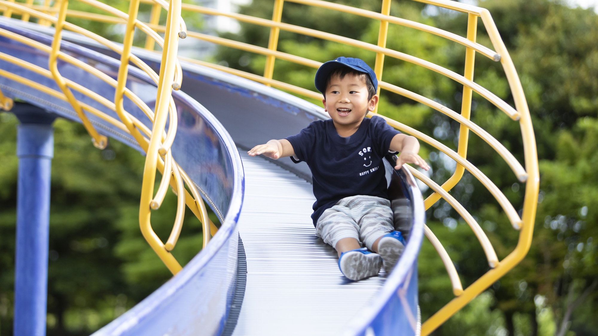 【アイランドシティ中央公園】ホテルから徒歩約10分。「こどもの広場」には大規模複合遊具もあります！