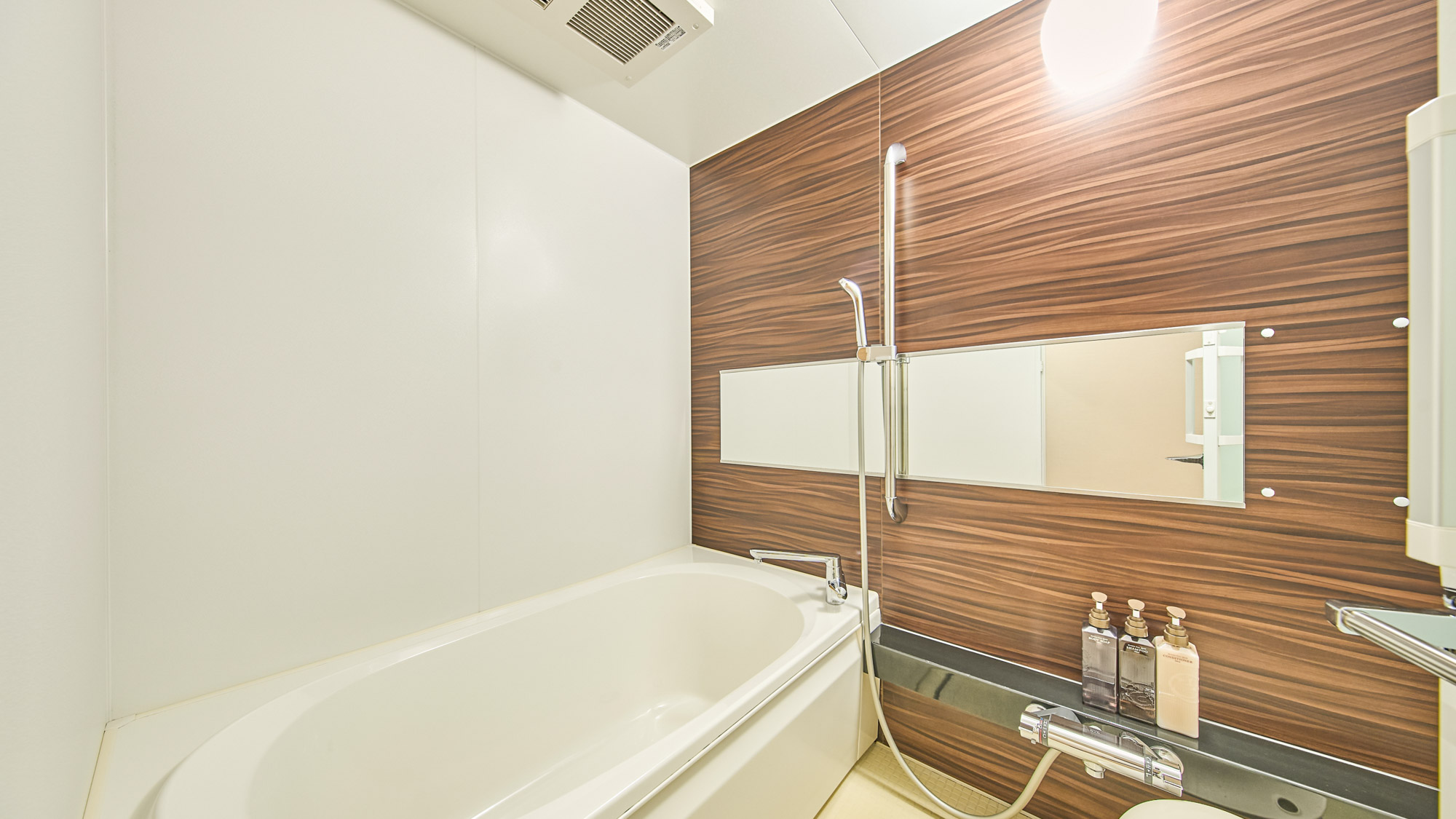 バスルーム（一例／お部屋により内装が異なります）