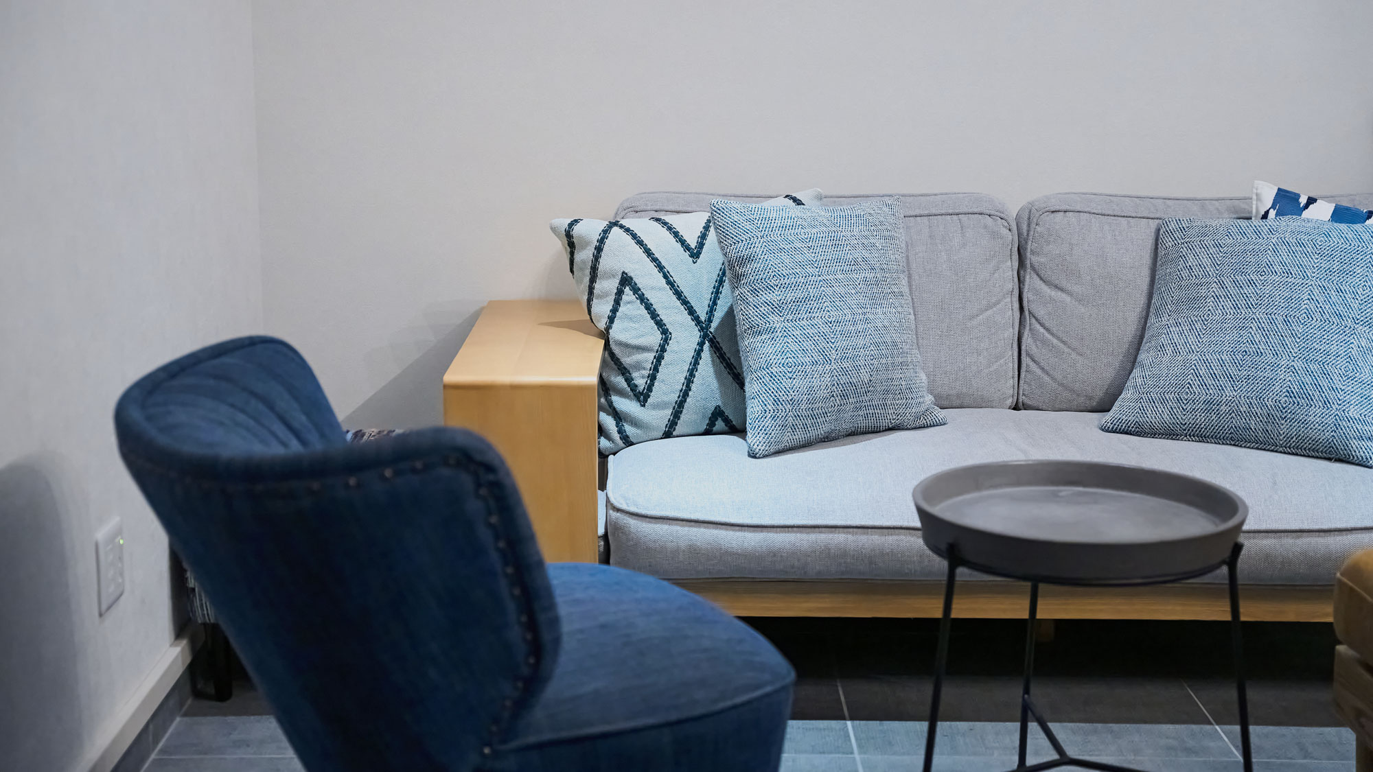 岡山デニム「BOBOSON」や「NUNOUS」など、この地ならではのインテリアを採用。