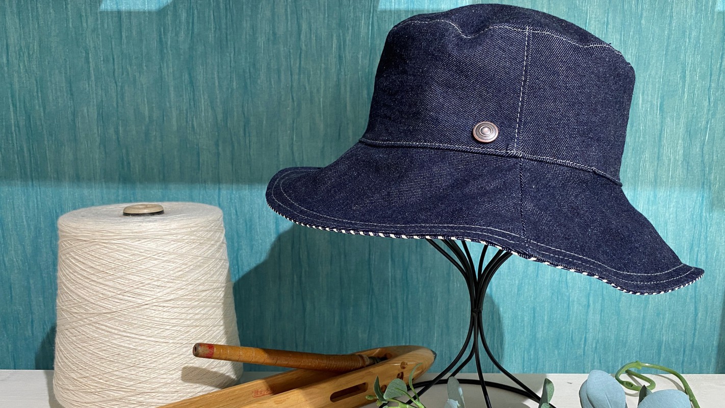 デニム生地を使った帽子制作体験　生地選び・糸選び・裁断・ミシン縫製を体験して職人気分を味わう。