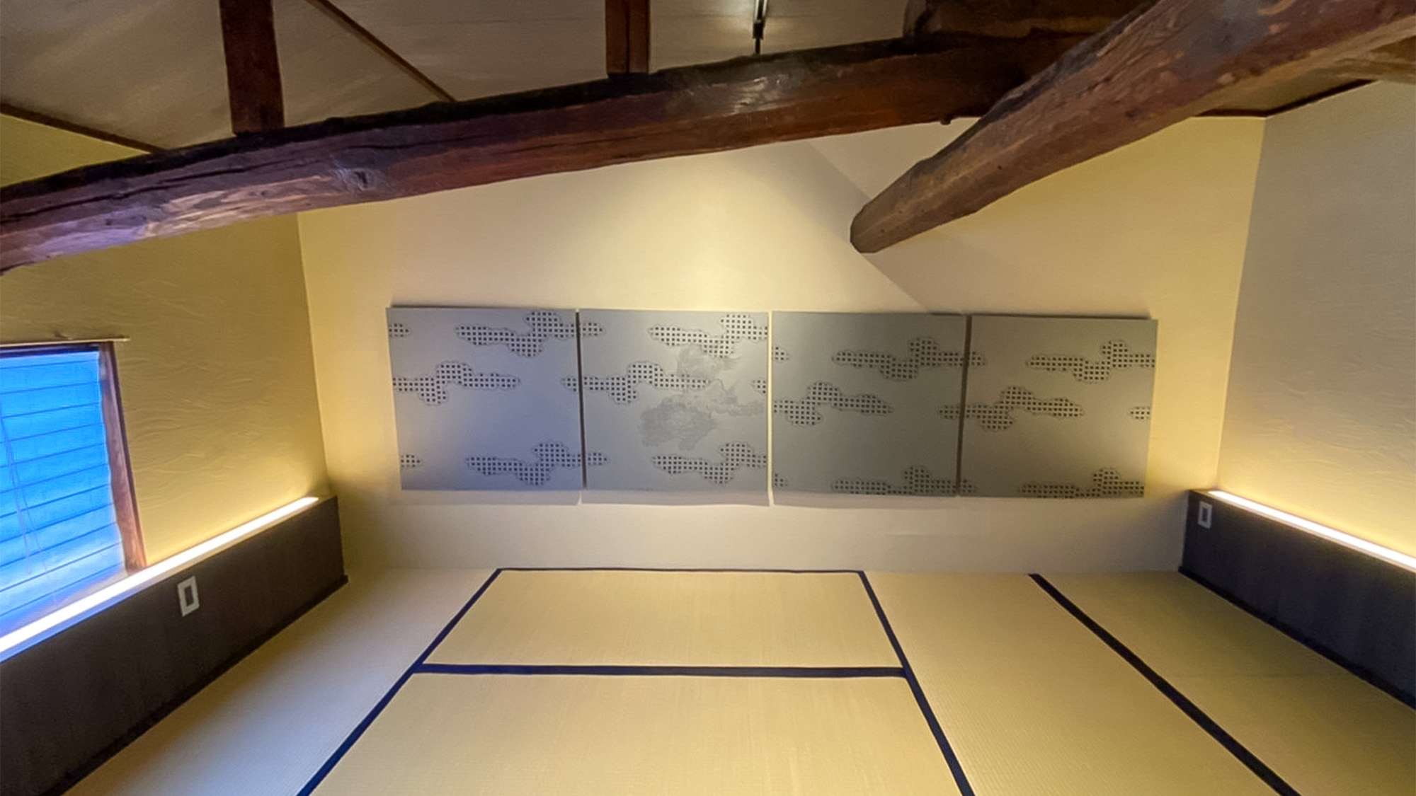 ・＜2F寝室＞立派な丸太梁が特徴の、広々とした和室のお部屋