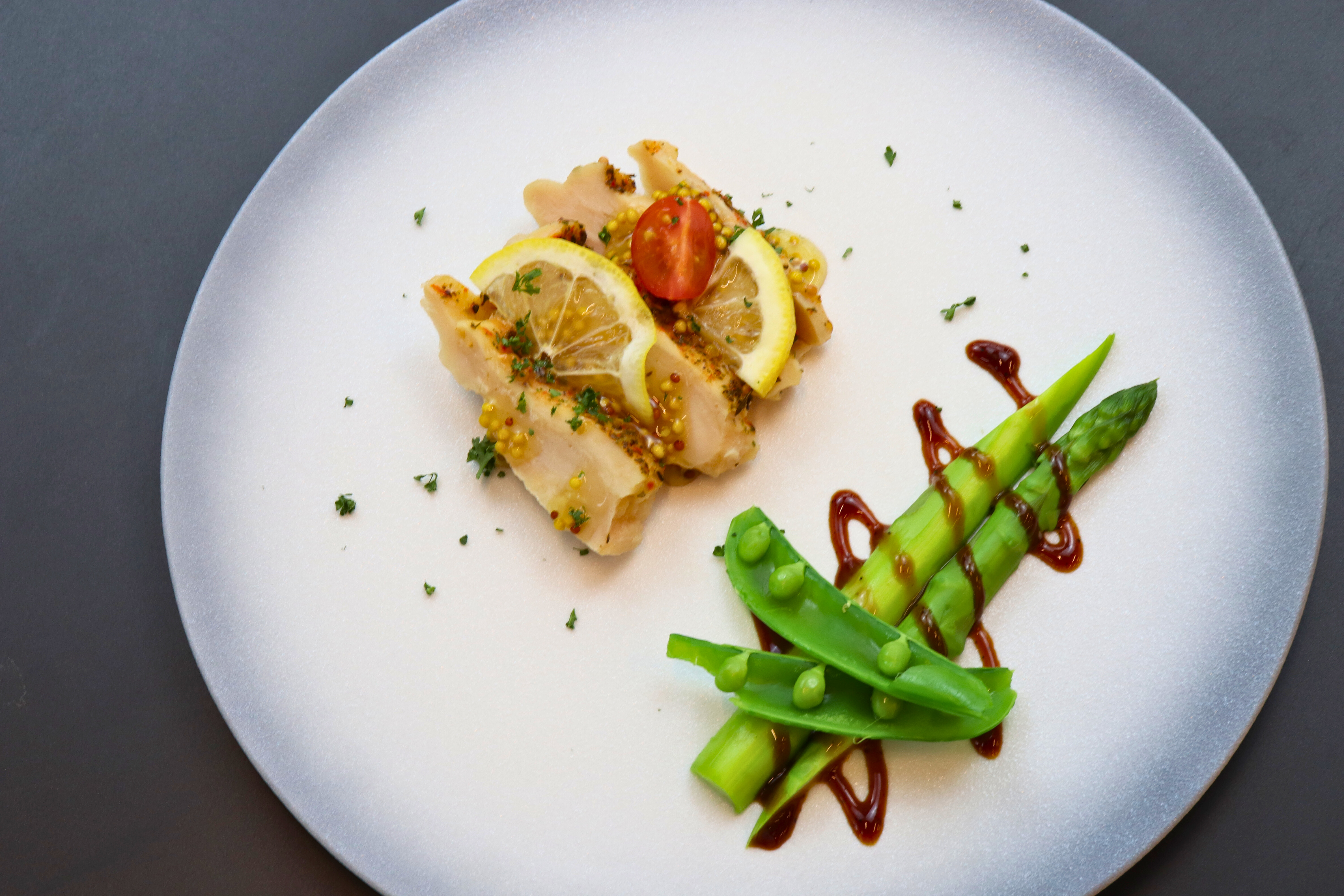 【夕食一例】ハーブチキングリル　季節の野菜とソースと※画像はイメージです。