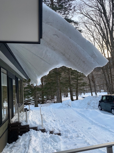冬の屋根の雪