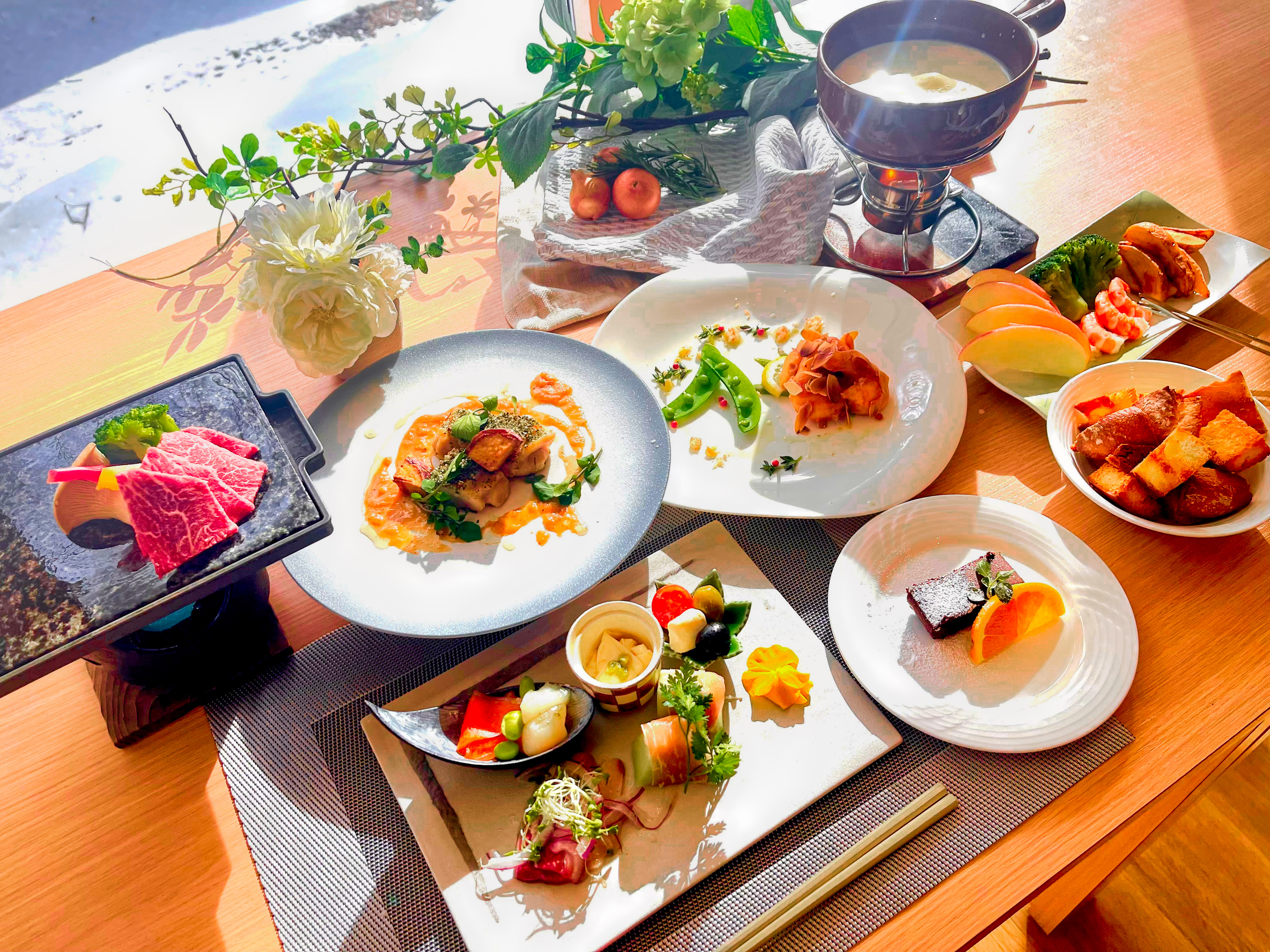 心温まるチーズフォンデュを囲んで、特別なディナータイムをお楽しみください。＊画像はイメージです。