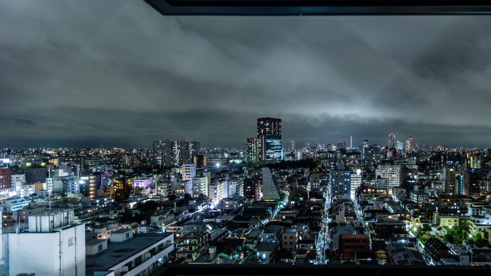 ビュールームからの眺望例です。西側客室は西新宿方面、東側客室からは東新宿方面の眺望が広がります。