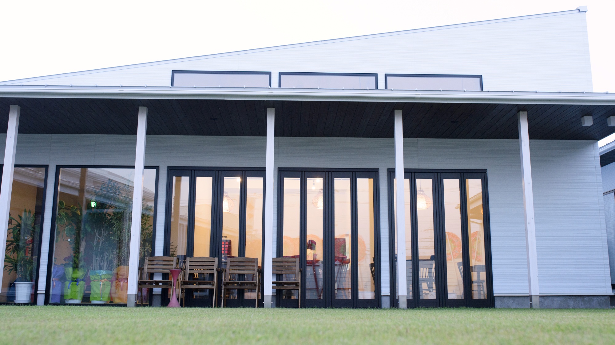 *【館内】中庭から見たレストラン