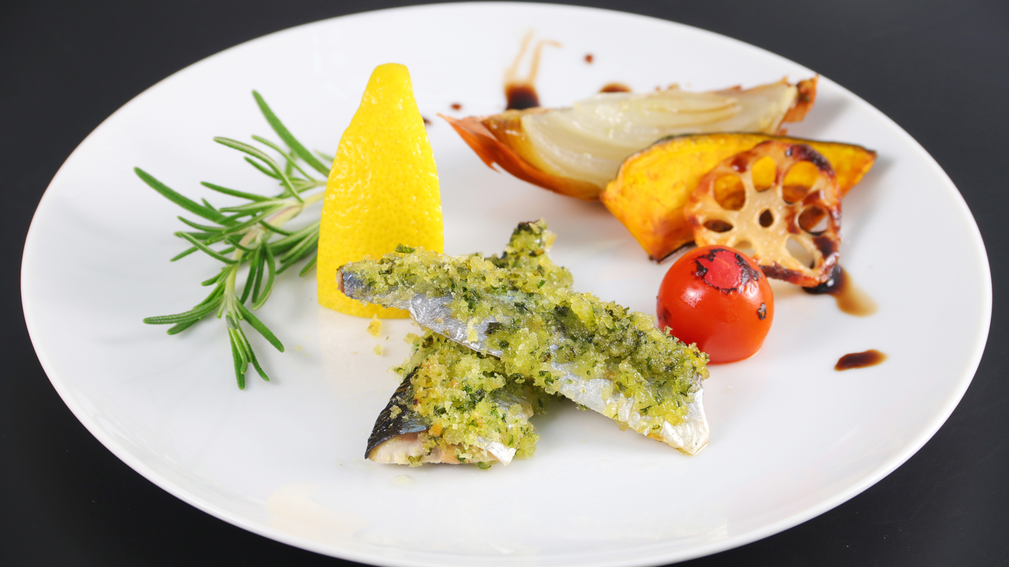 【シェフにおまかせプラン】秋刀魚の香草パン粉焼き・淡路島玉ねぎローストと秋野菜添え