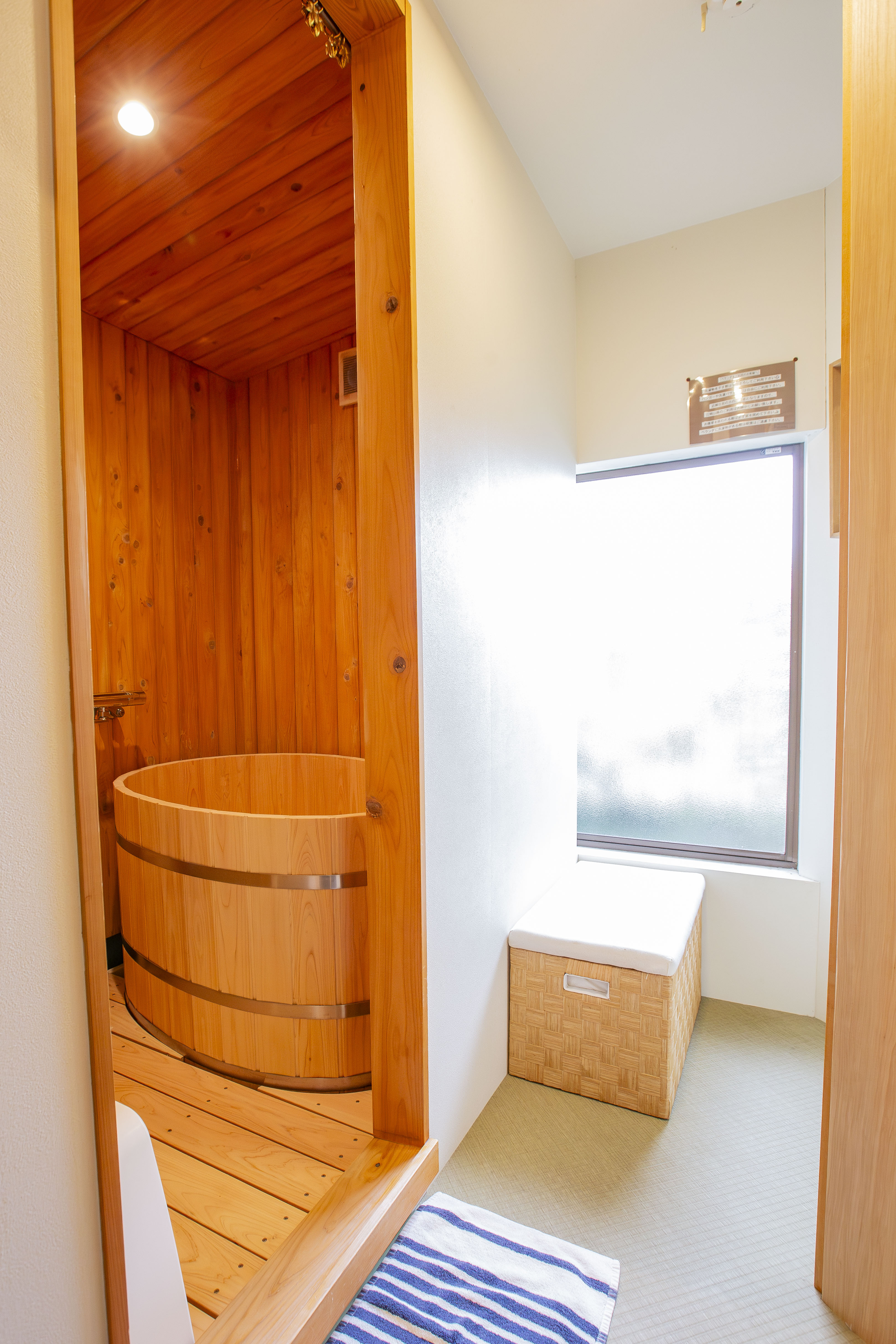 2階ひのきの樽風呂