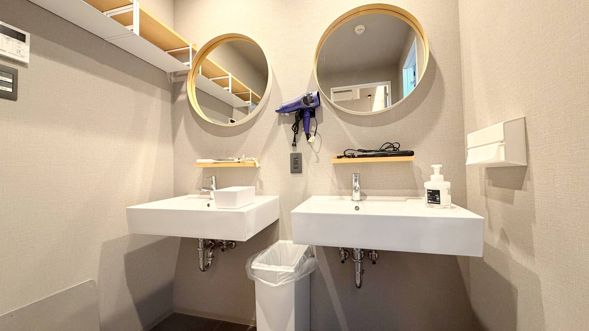 デラックススイート和洋室：洗面化粧台が２つあるので、朝の身支度も快適です