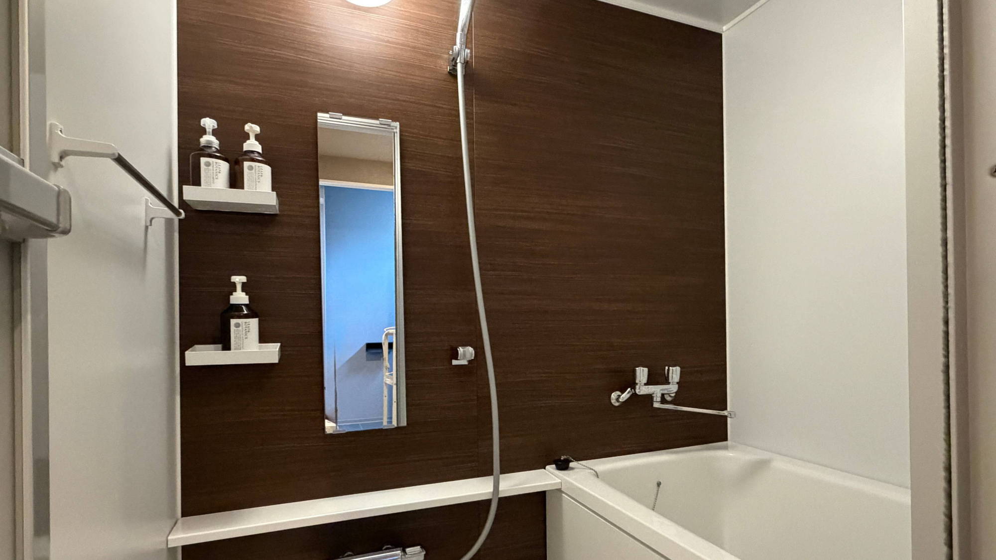 和洋室：バスルーム　それぞれお部屋のなかにあり、独立したお風呂です。