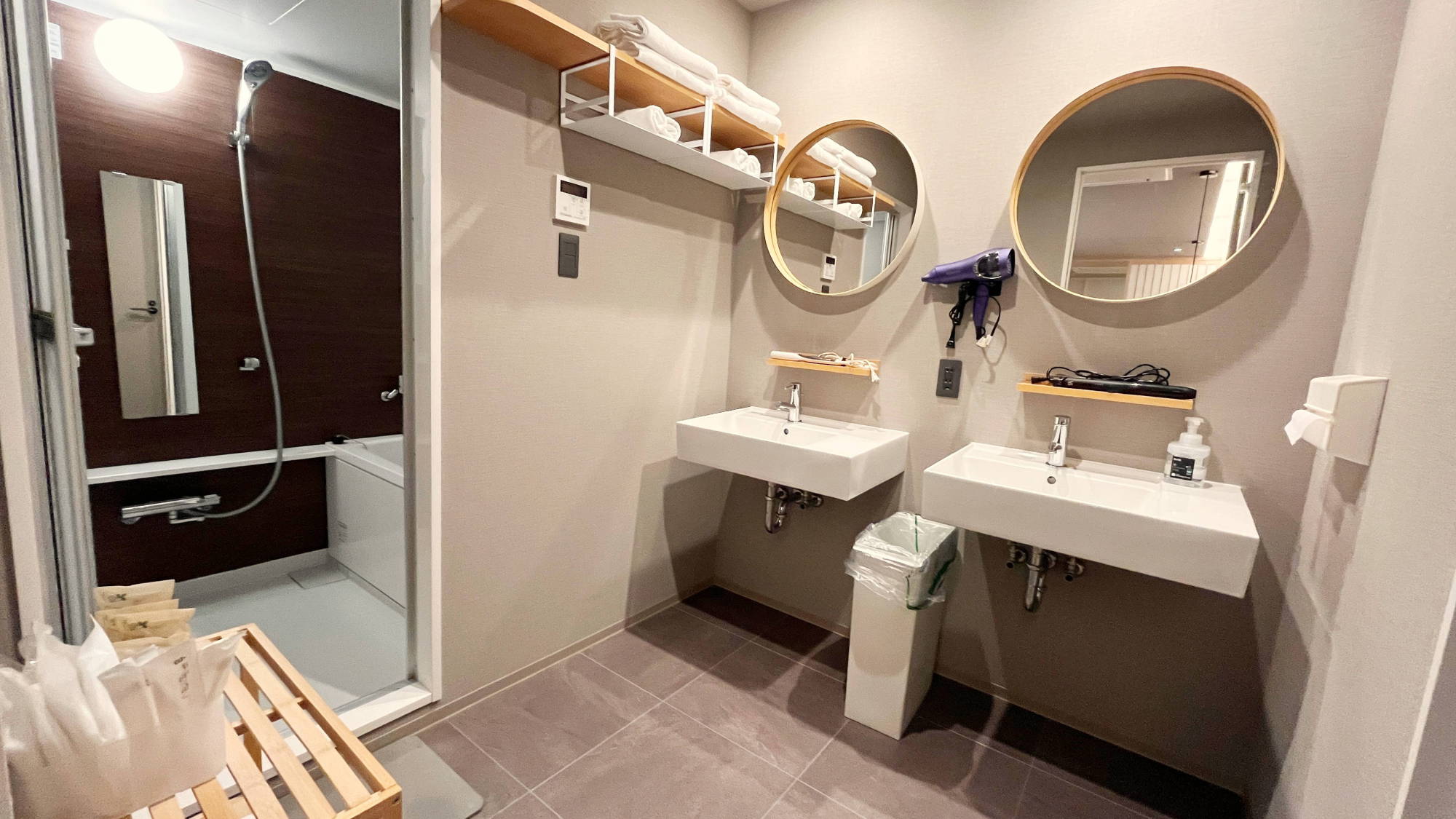 デラックススイート和洋室：洗面室・脱衣所　ドライヤー・アイロンもございます