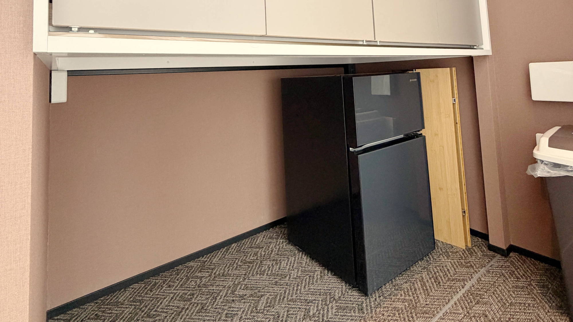 プレミアム和洋室：冷蔵庫・お荷物収納スペース