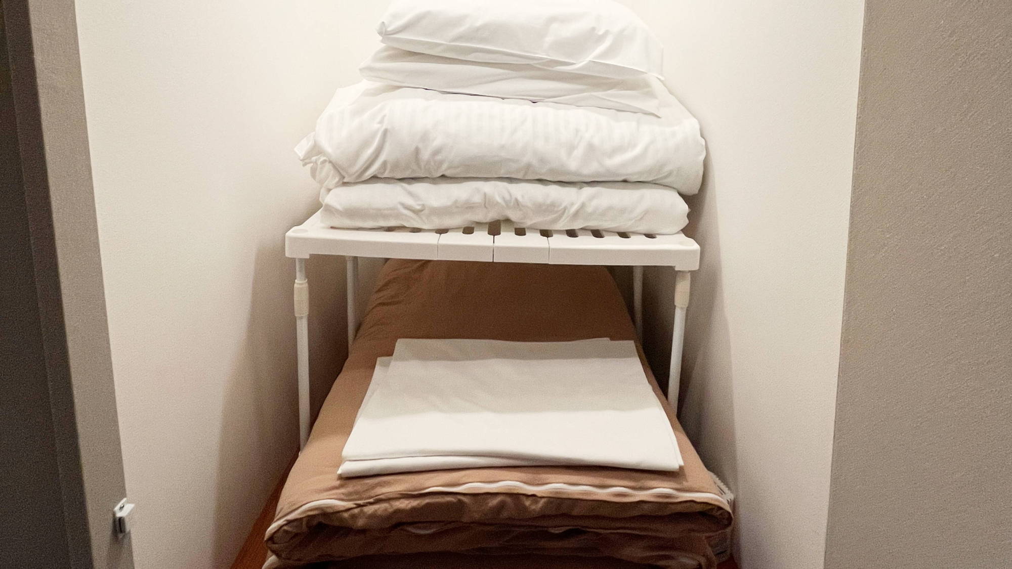 デラックススイート和洋室：小上がりの畳スペースにお布団を敷いて最大６名様までご宿泊可能