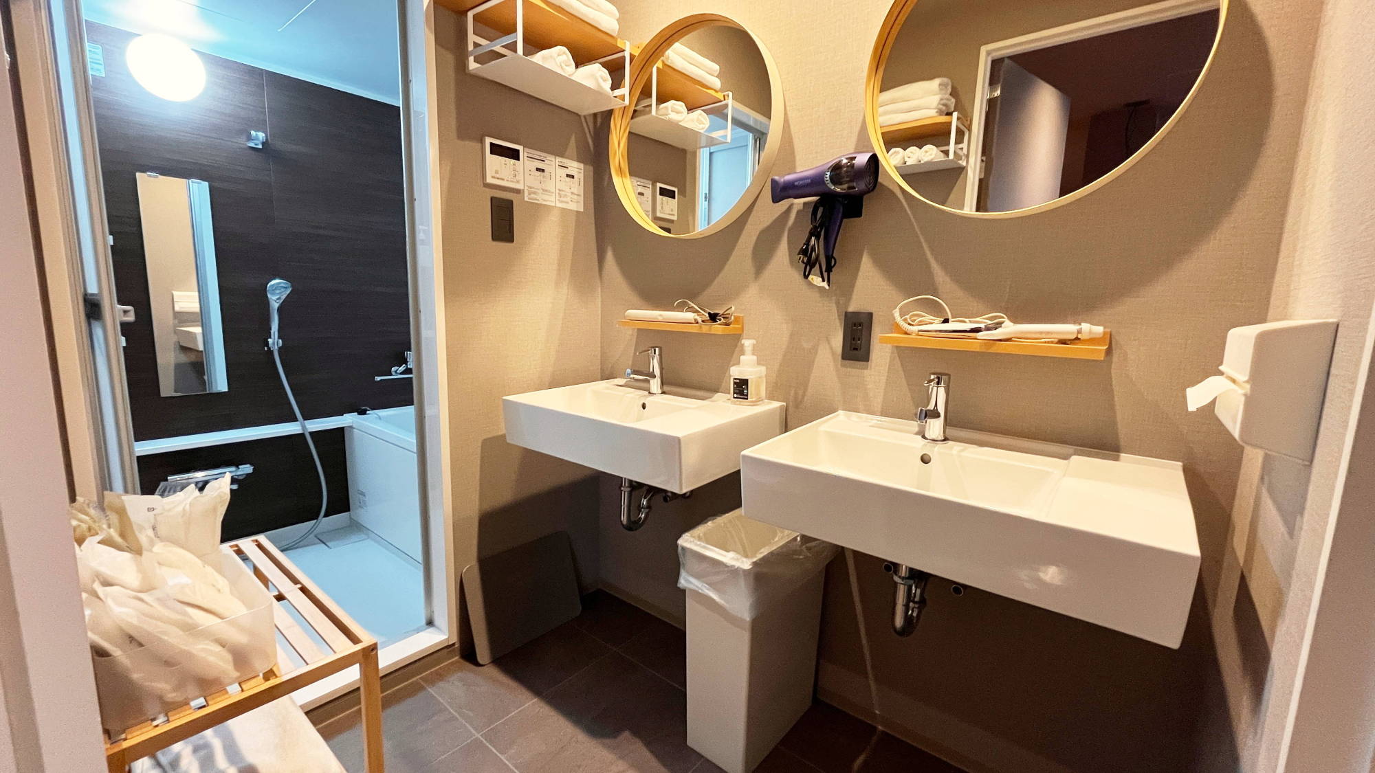 プレミアム和洋室：洗面室・脱衣所