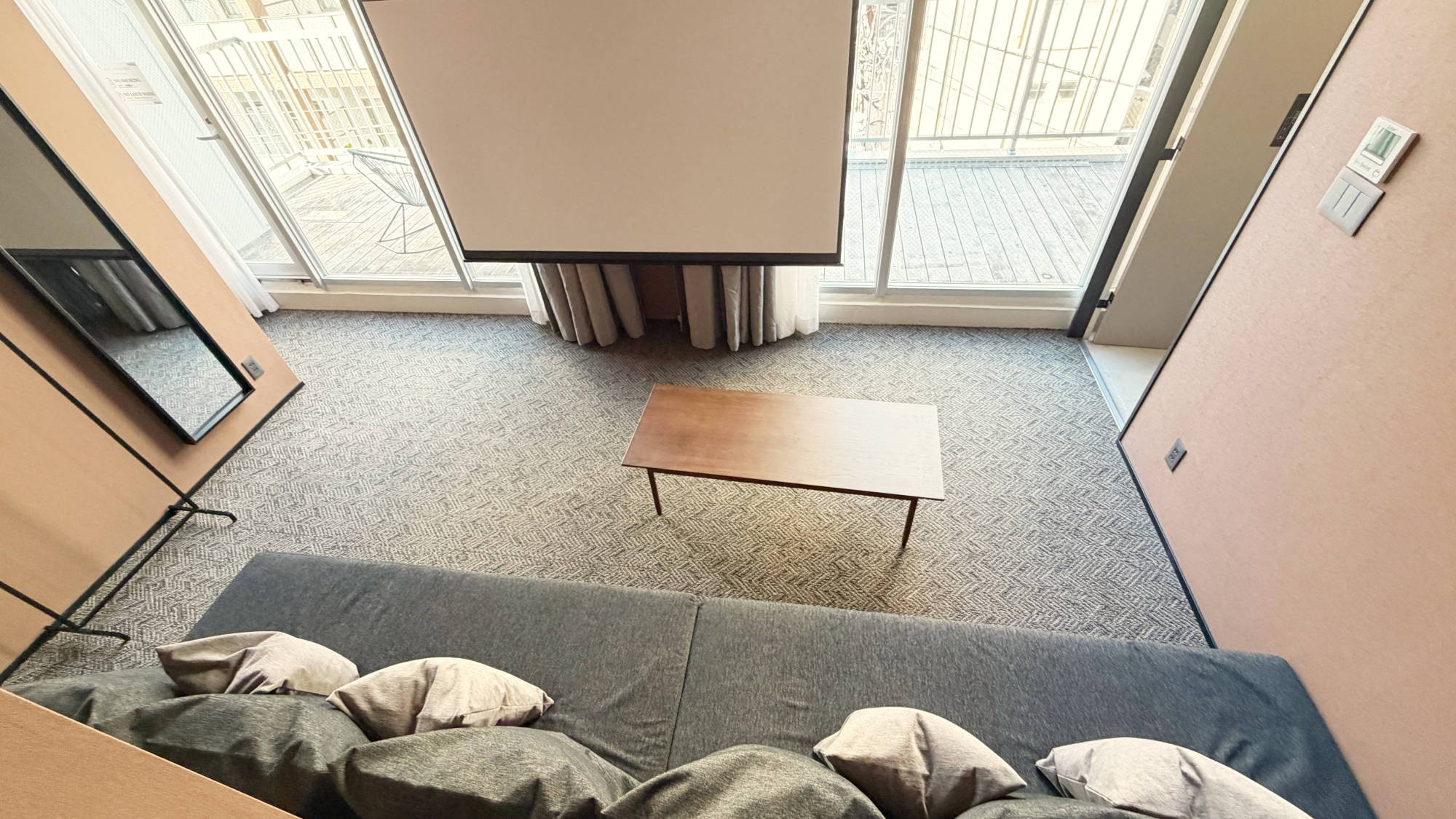 プレミアム和洋室：プロジェクターあり。ご友人同士やご家族で映画鑑賞も可能です