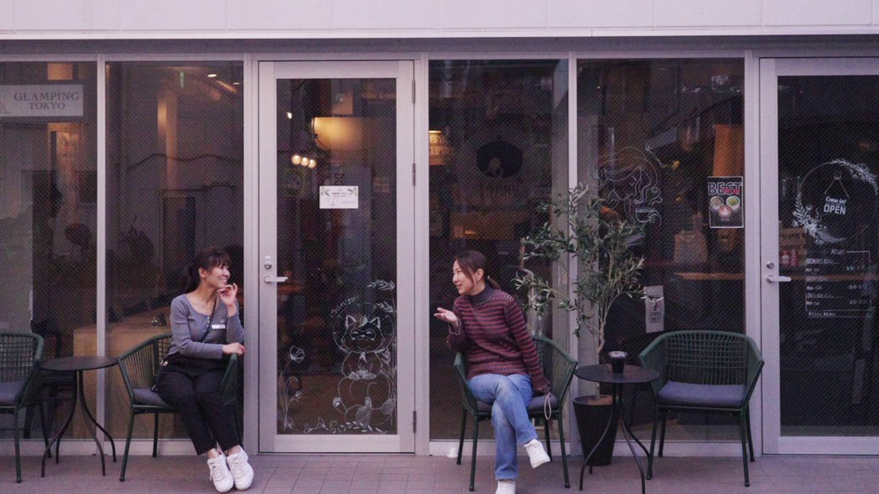 旅先ならではの出会いを。ゲスト同士の会話が生まれることも、ここでは珍しくありません。