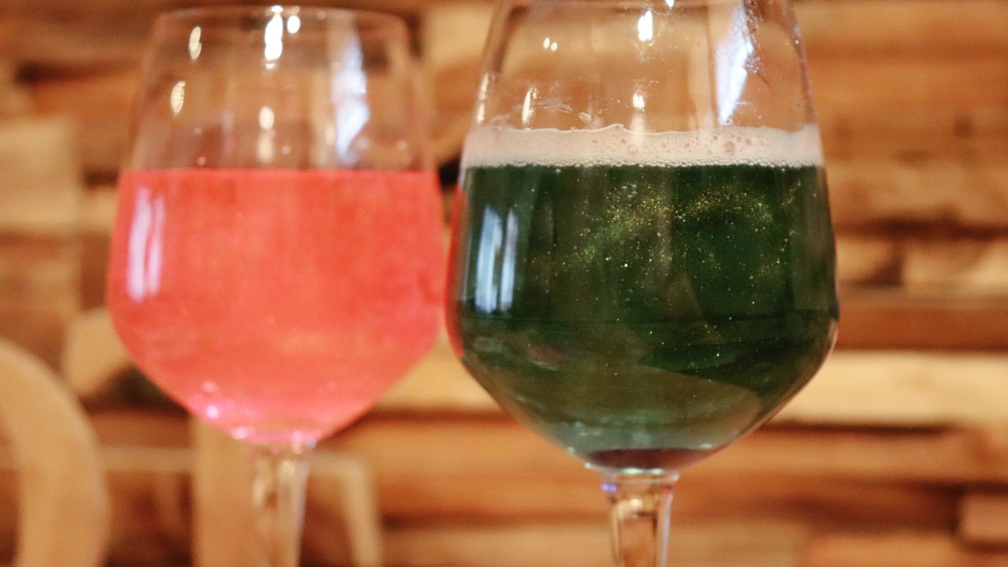 きらきら輝くグリッタードリンク