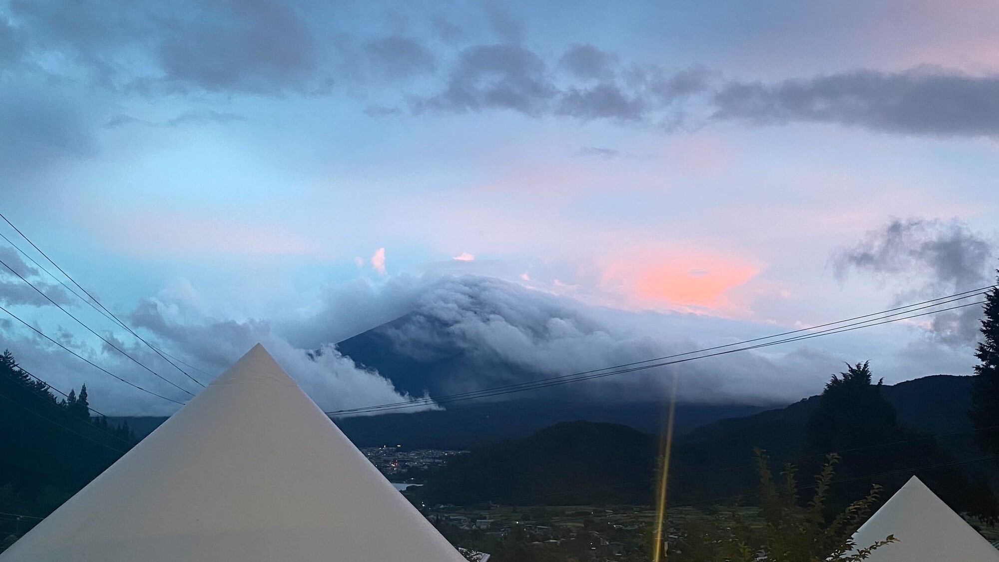 雲に覆われた富士山はとても幻想的。