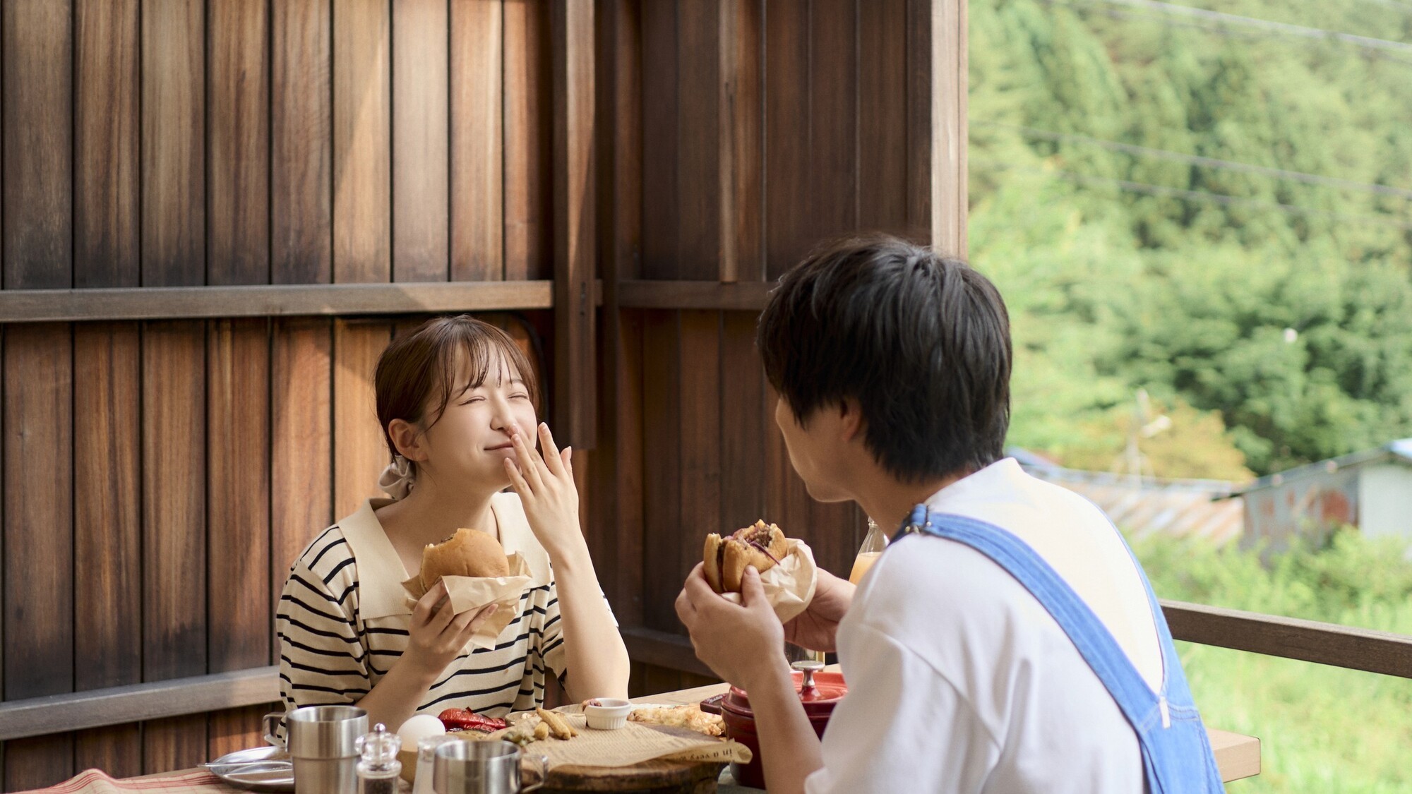 富士山の前で楽しい食事のひと時を。