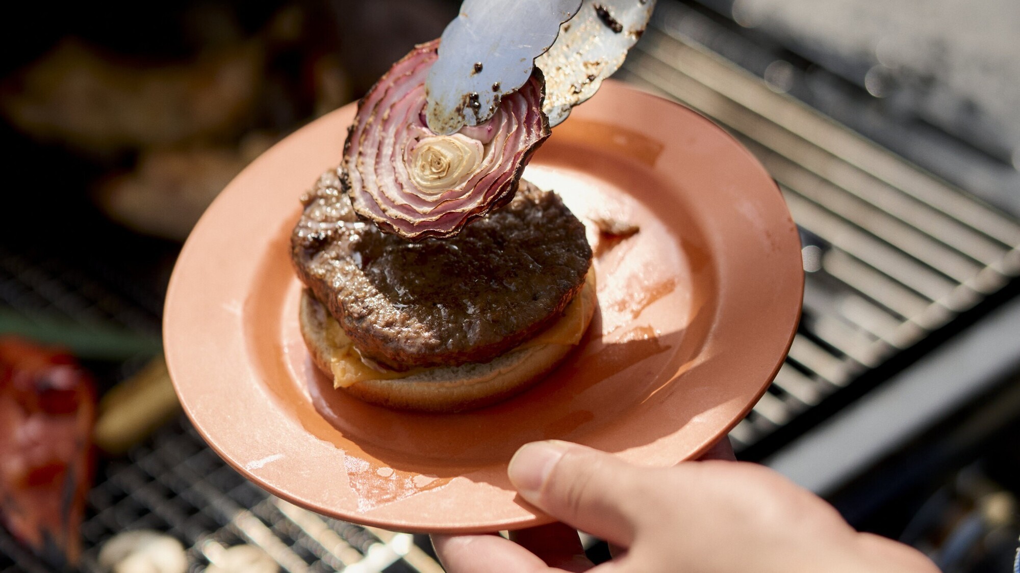 焼きたての食材であつあつハンバーガー。